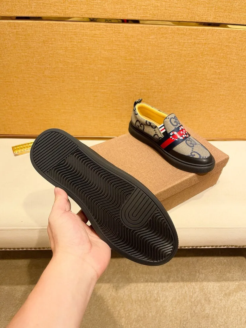 Factory price 400. [Gucci] Gucci's latest 🎁🎁 fashionable casual men's shoes 👟, hot style 💥 simple and elegant style, exclusive for trendy men. Unique official website latest brand 👑 original decoration, fashionable and generous, original cowhide leather ✅ breathable sheepskin lining, official website designated wear-resistant casual outsole, classic model taken in real life 🎬38-44. Can be customized45